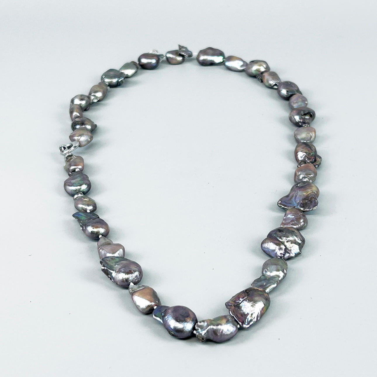 GRÅ BAROK PERLE HALSKÆDE.