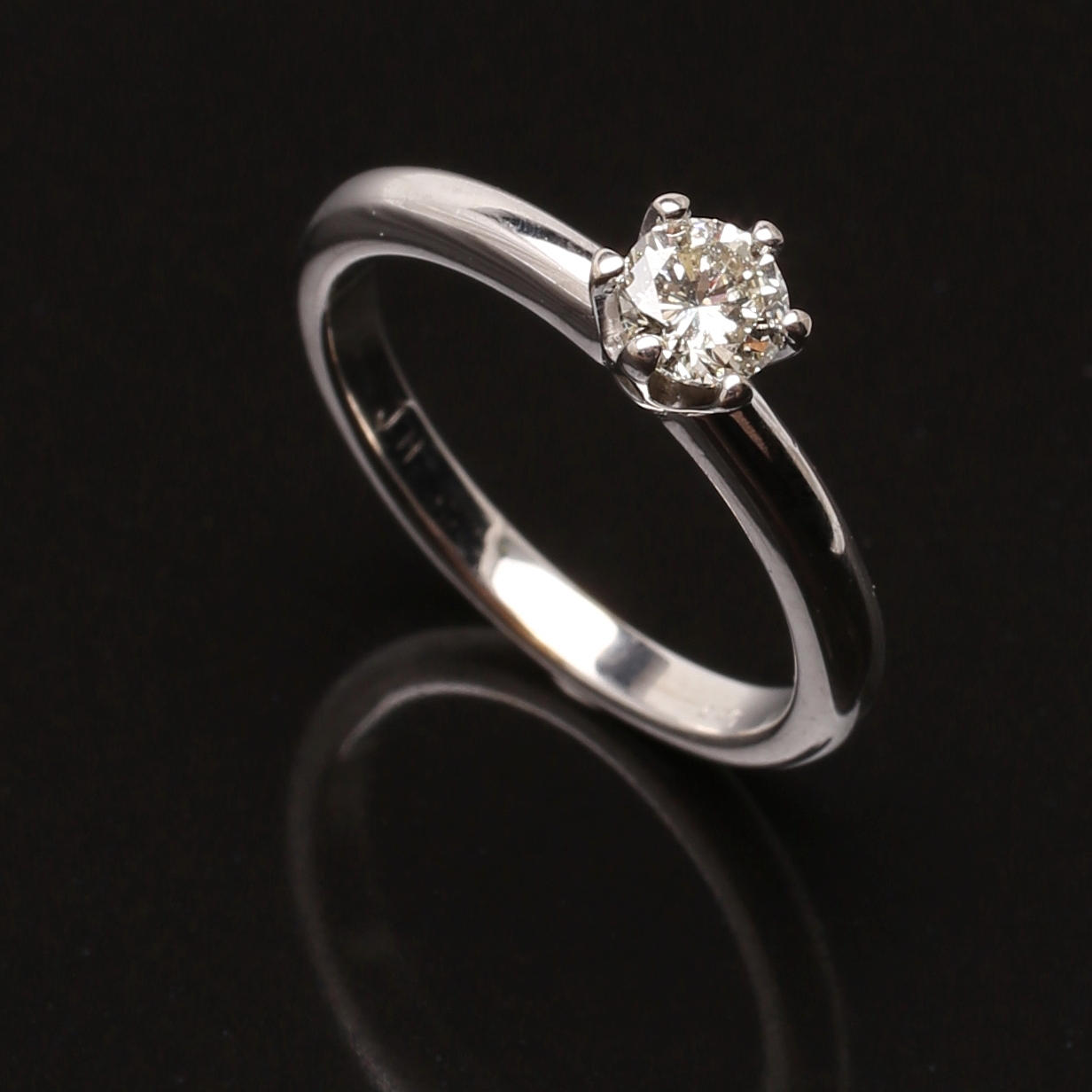 ENSTENSRING i 14K vitt guld, med diamant 0,40 ct.