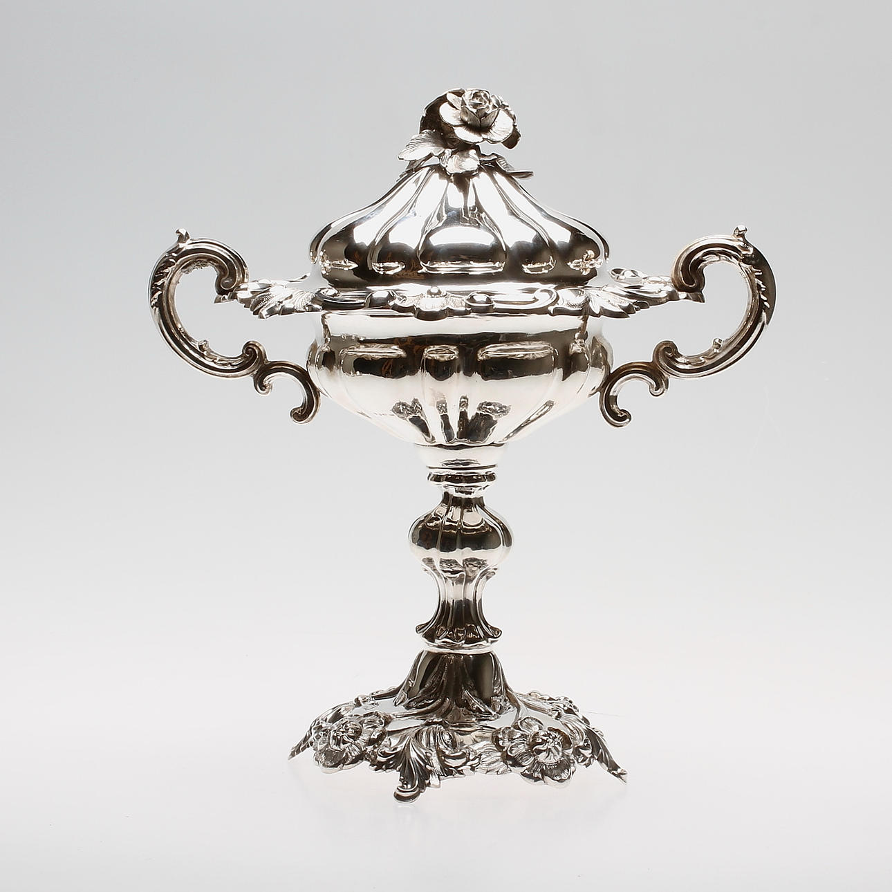 SOCKERSKÅL PÅ FOT, silver, nyrokoko, Christian Hammer, Stockholm, 1862, vikt cm 770 gram.