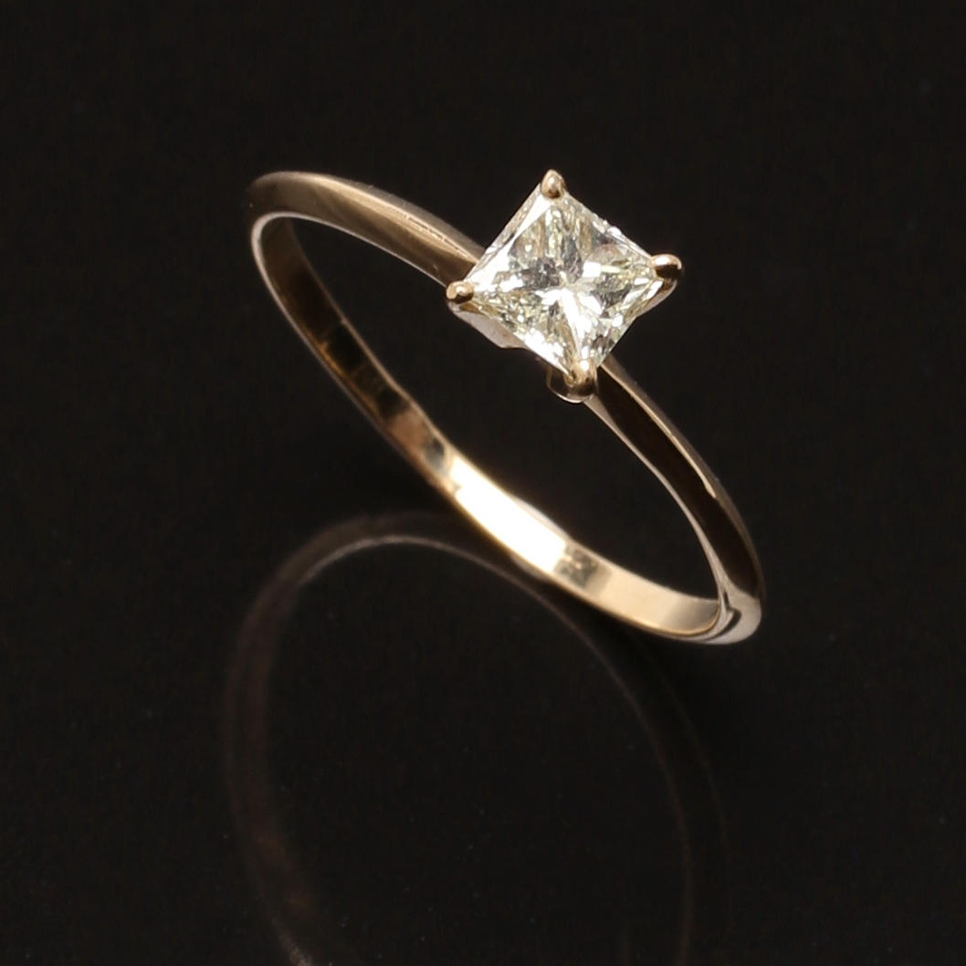 ENSTENSRING i 14K gulguld med diamant 0,3 carat.