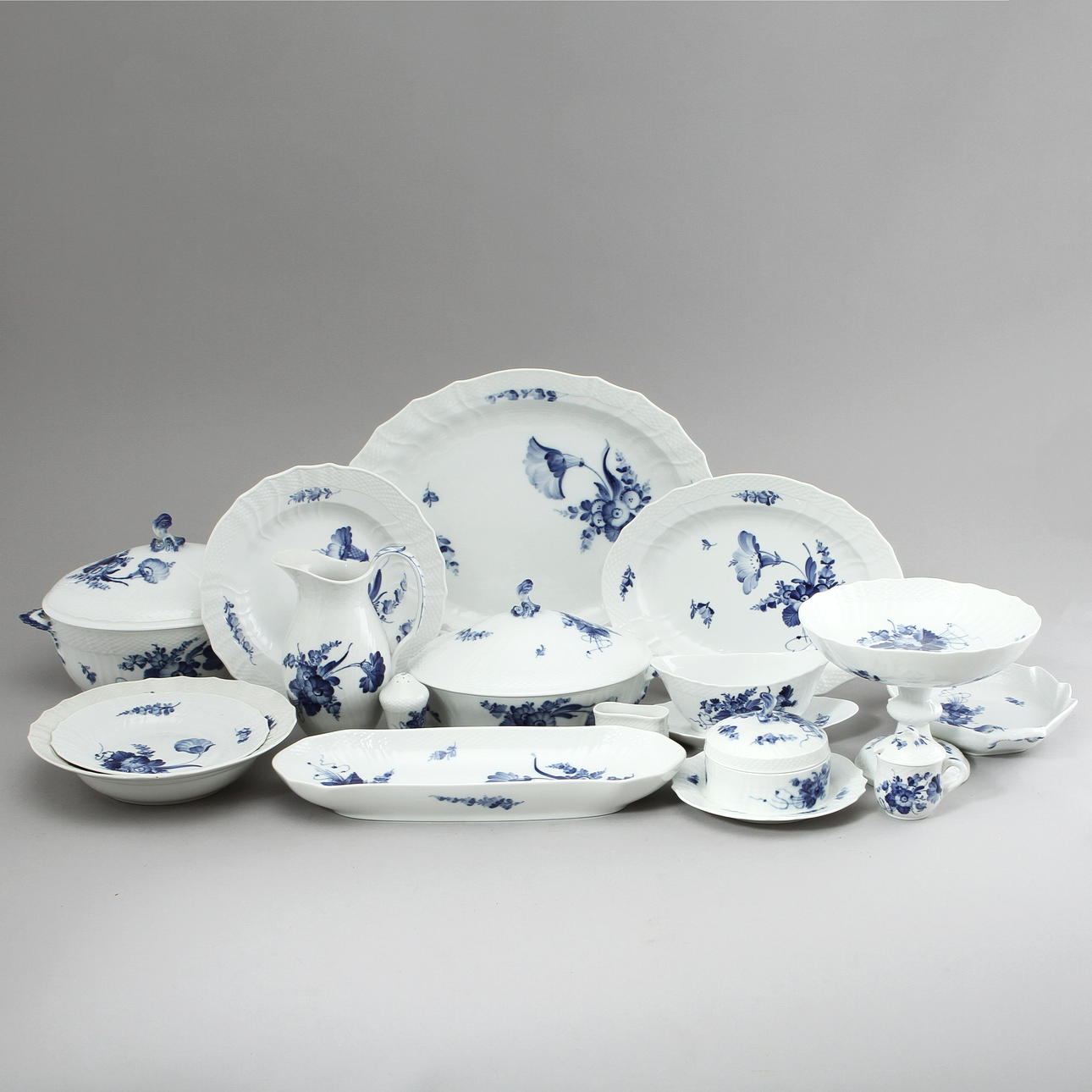 MATSERVIS "BLÅ BLOMST", 92 delar, Royal Copenhagen.