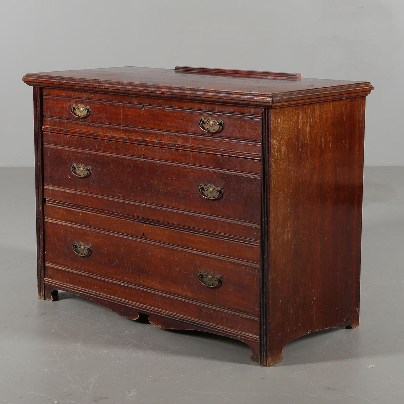 BYRÅ i lackad mahogny, jugend.