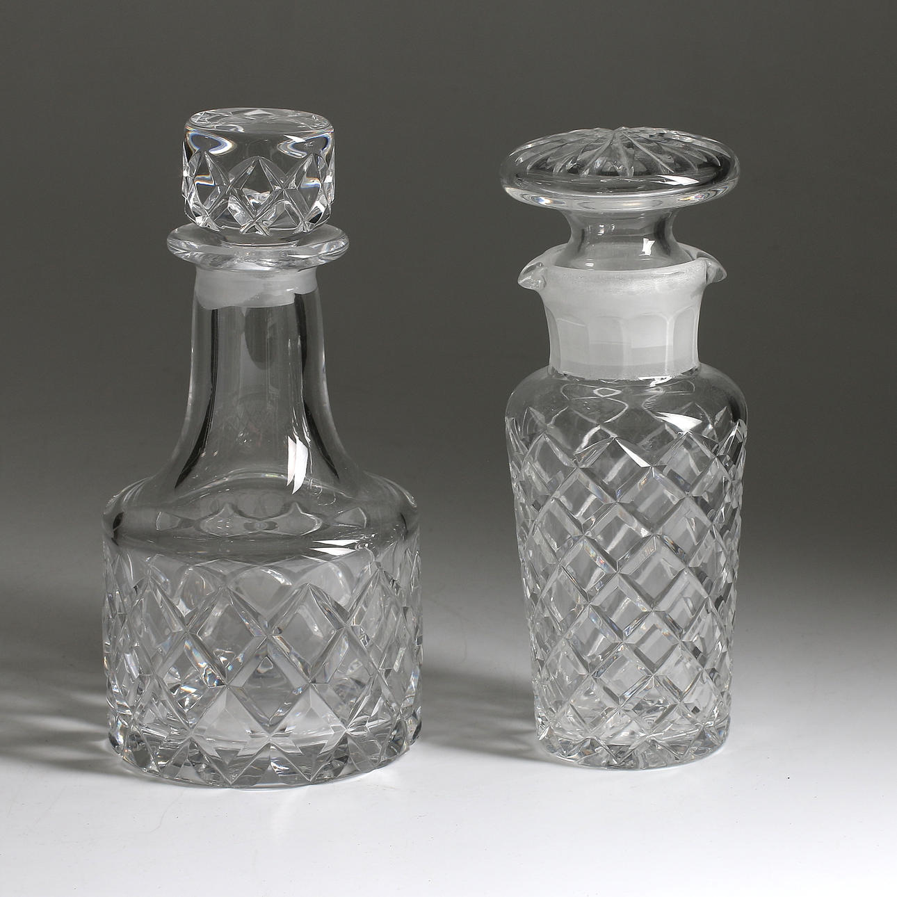 KARAFFER, 2 st, kristall, bl.a. "Sofiero", Gunnar Cyrén, Orrefors, signerad.