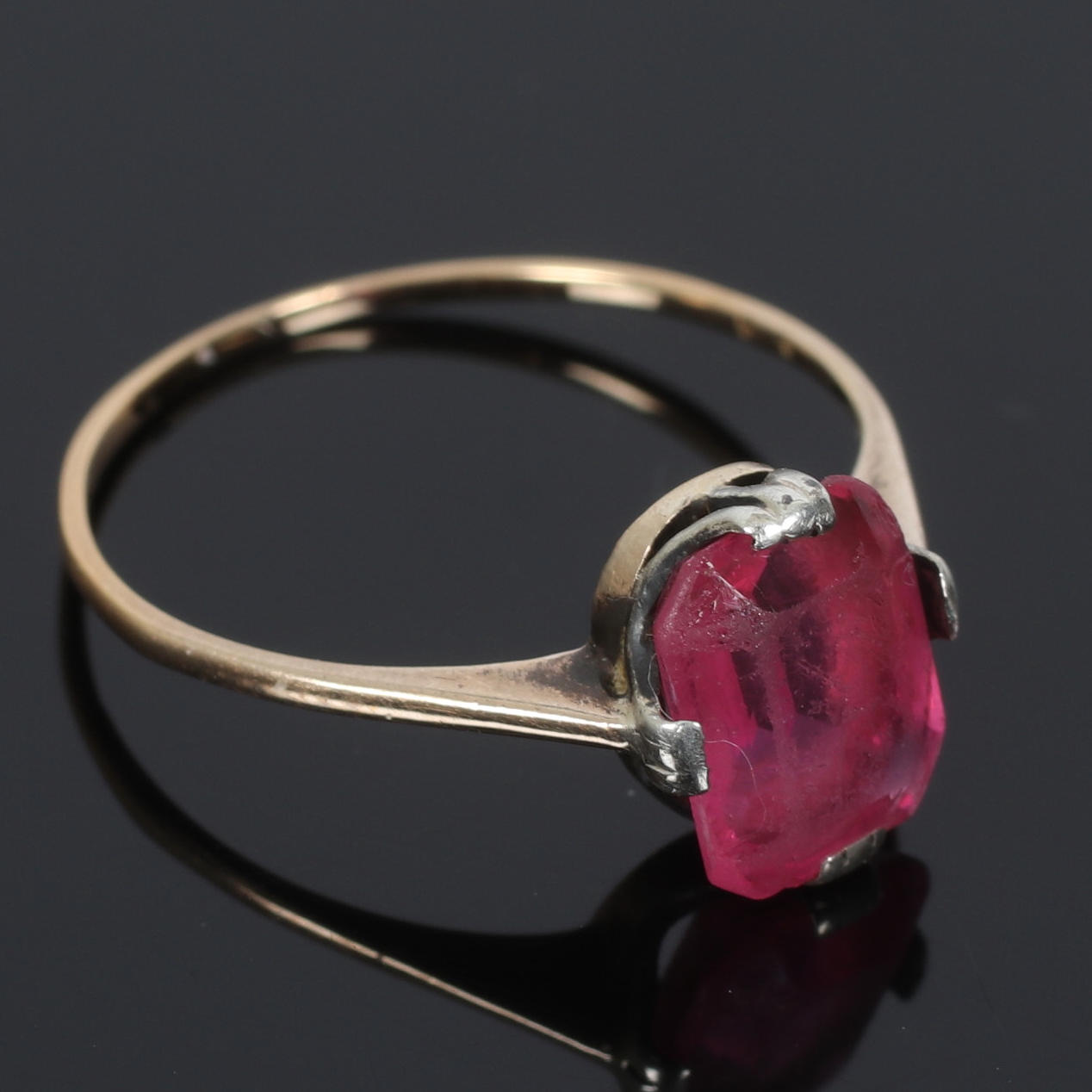 RING, 18k guld, med röd sten. 1900-tal. Smycken & Ädelstenar - Ringar ...