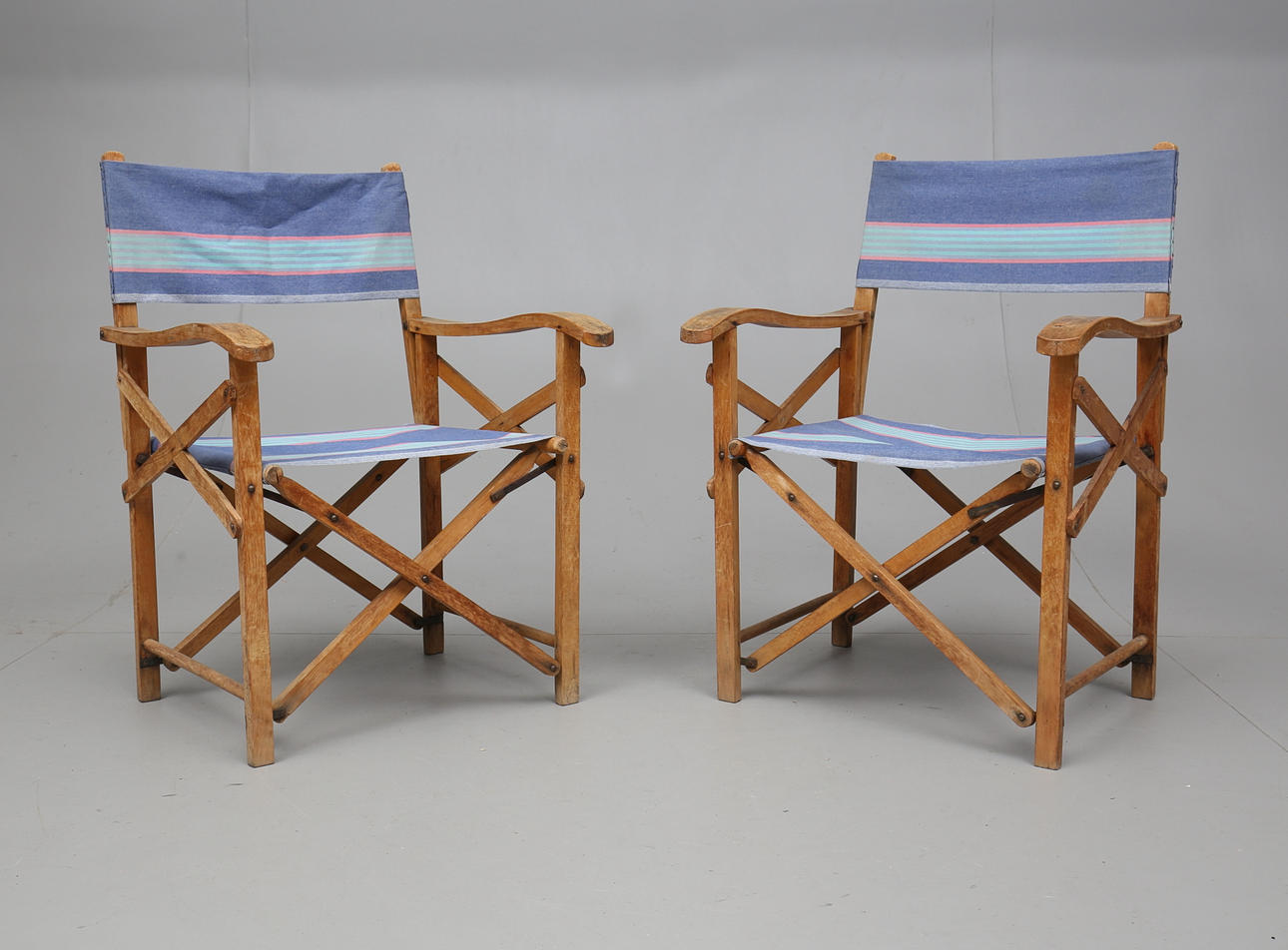 REGISÖRSSTOLAR, 2 st, 1900-talets första hälft.