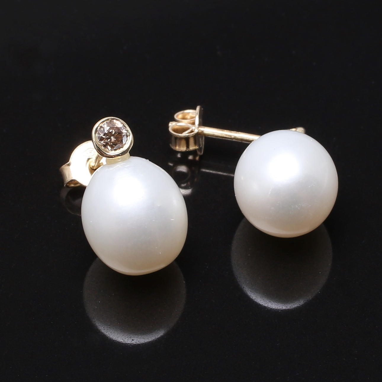 ÖRHÄNGEN, ett par, 14K gulguld med pärla och diamant 0,20 ct.