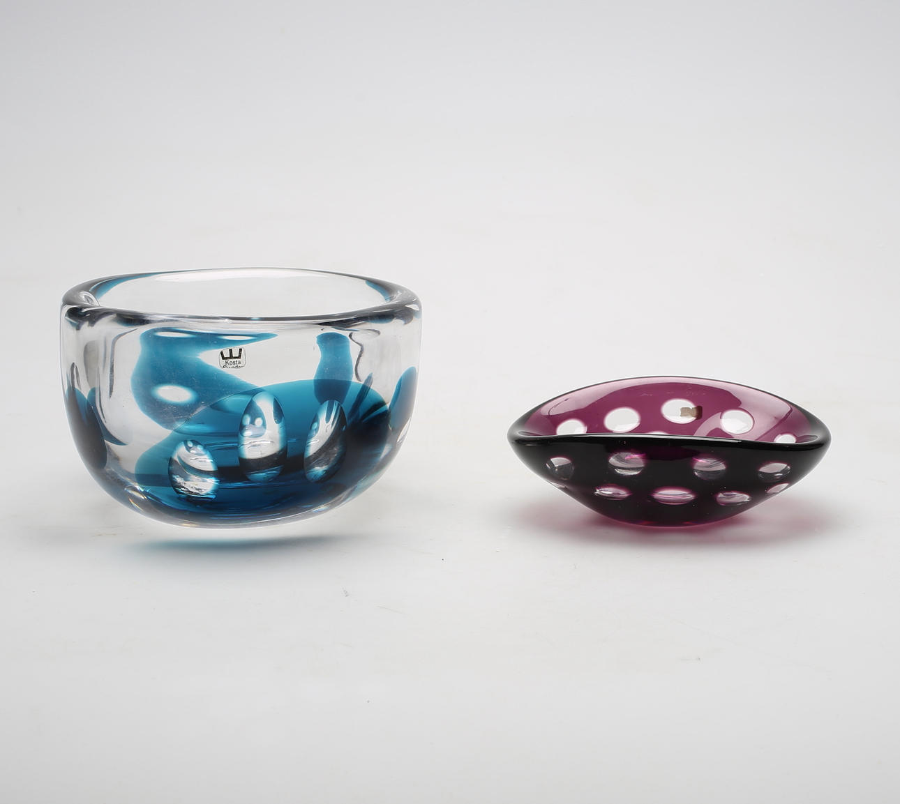 SKÅLAR, 2 st, Kosta, bl a Vicke Lindstrand, signerad.