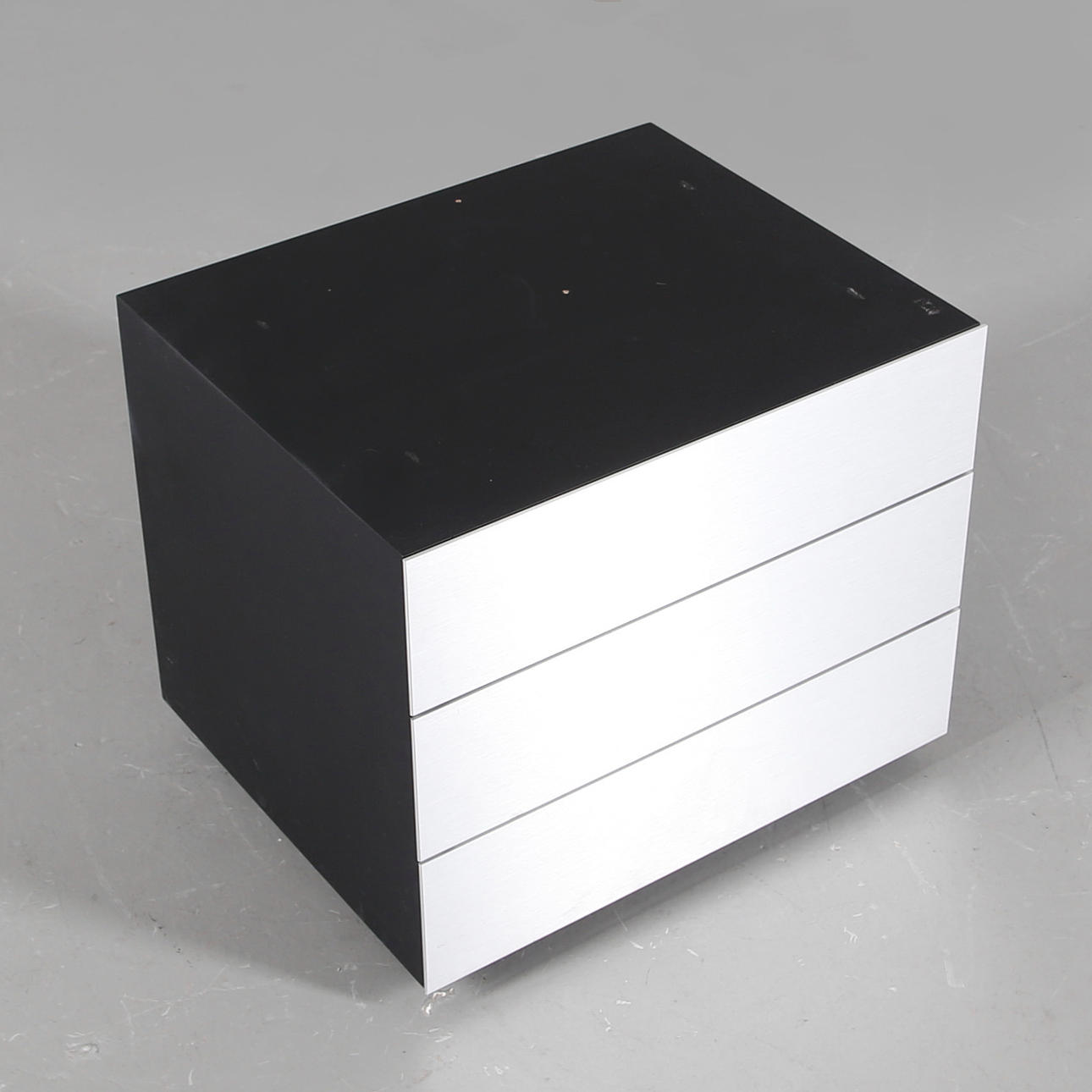 VIDEOBÄNK, aluminium och trä, Bang & Olufsen, 2003-2006.