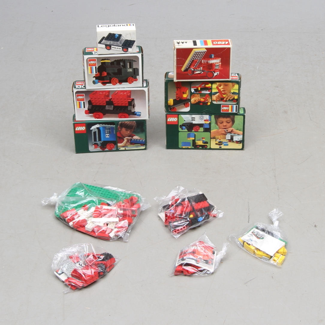 LEGO, bland annat byggsatser för tåg och bilar.