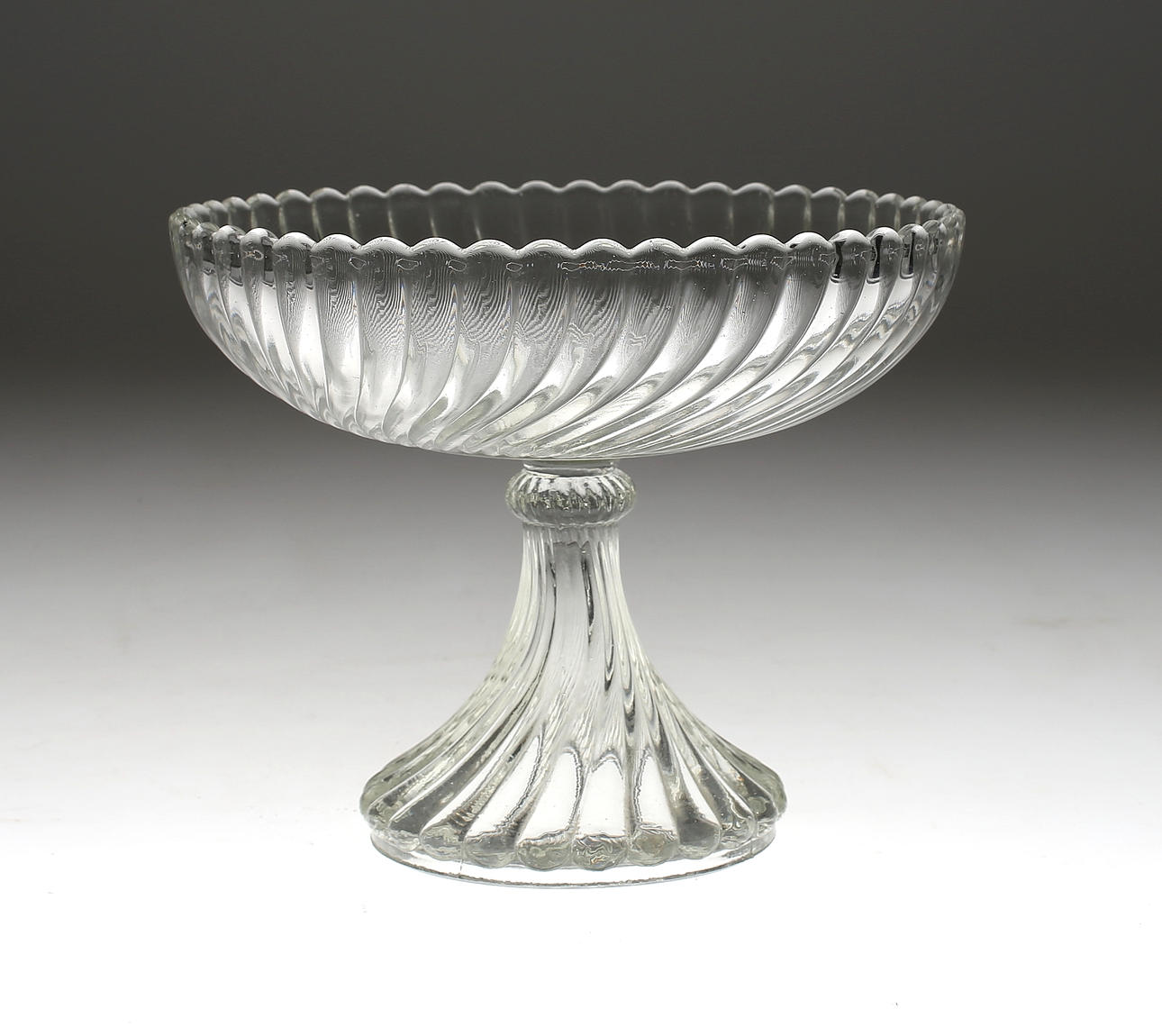 SKÅL PÅ FOT OCH ASSIETTER, 12 st (6+3+3), glas, bl a Reijmyre, 1900-tal.