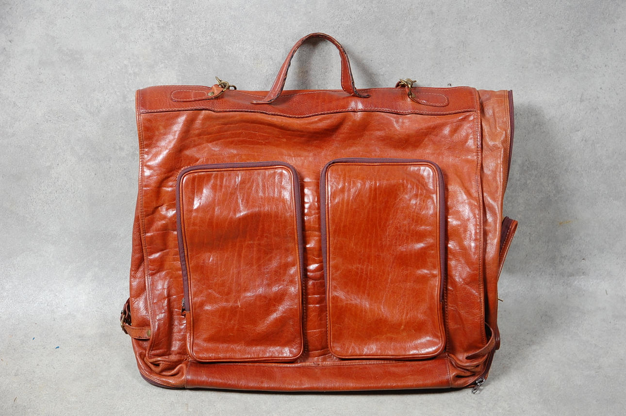 RESEGARDEROB, skinn, med Mercedes märke.