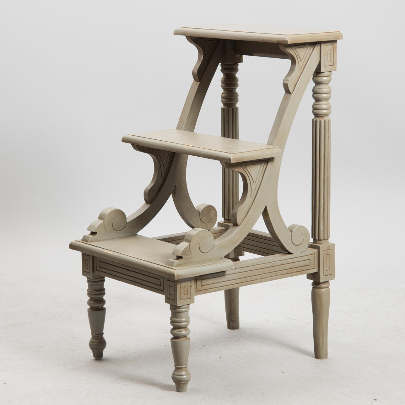 BIBLIOTEKSSTEGE, viktoriansk stil, gråmålad, samtida.