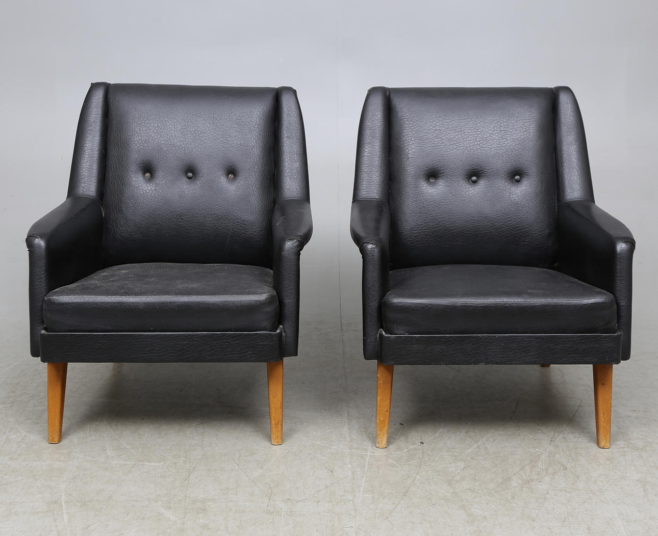 FÅTÖLJER, ett par, 1960-tal.