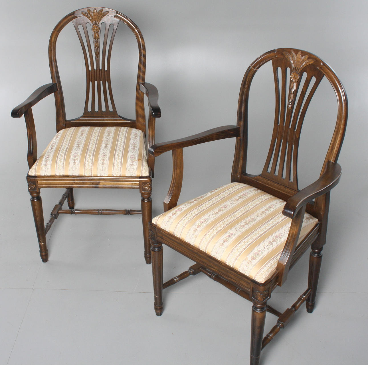 KARMSTOL, ett par, "Axet", Gustaviansk-stil, 1900-talets andra hälft.