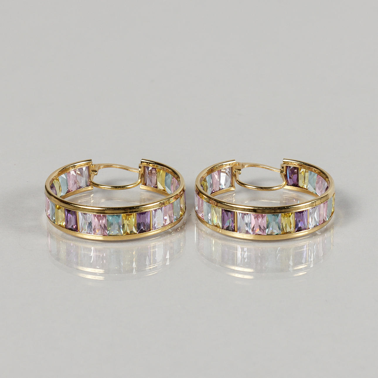 EARRINGS a pair, 18k gold with cut multicoloured glass.