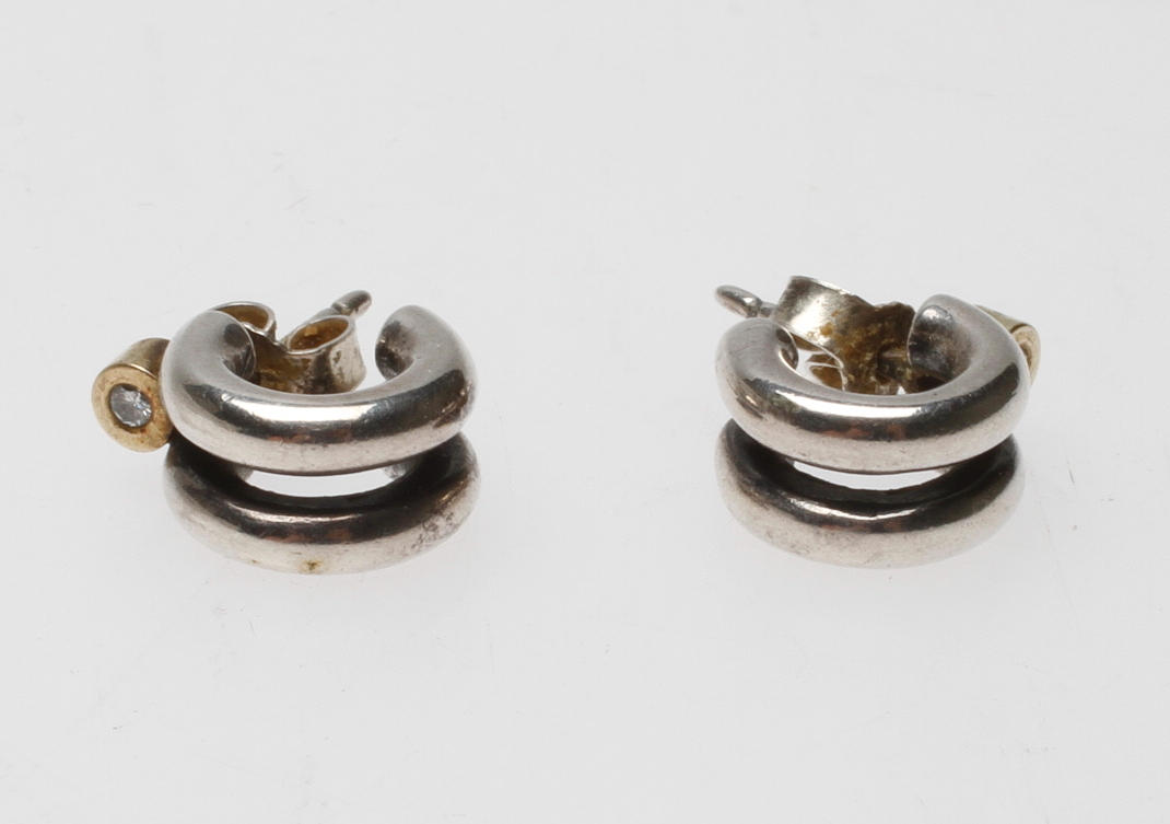 ÖRHÄNGEN, 1 par, silver samt 18k guld, med små diamanter.