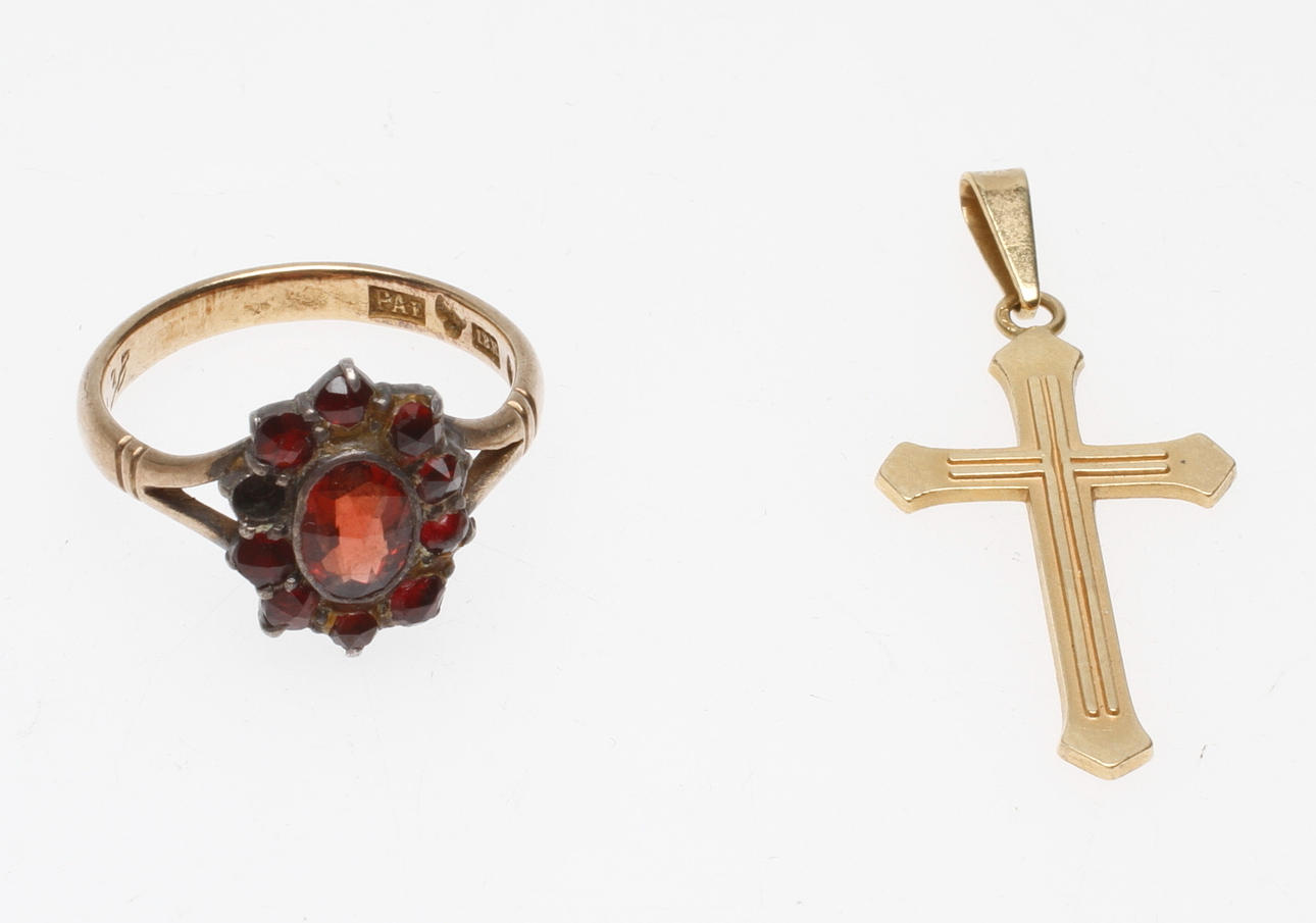 HÄNGE, 18k guld samt EN RING, 18k guld samt silver, total vikt ca 5 gr.