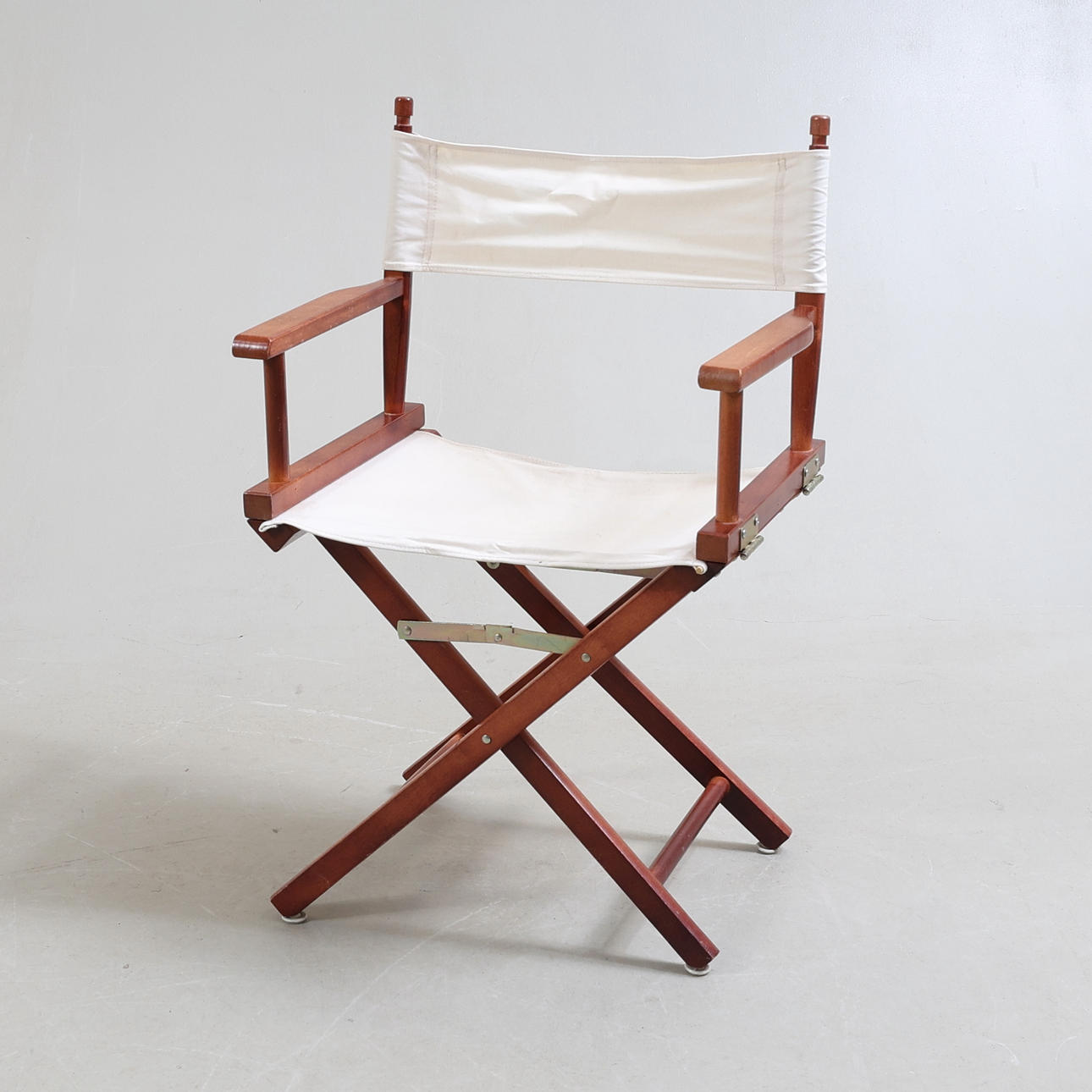 INSTRUKTØRSTOL, træ & lærred, 20. århundrede.