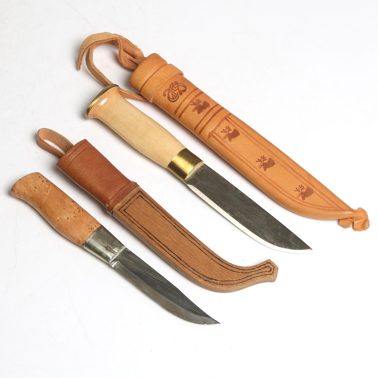 KNIVAR, 2 st, bl.a. Knivsmed i Strømeng, Karasjok. 1900-tal.