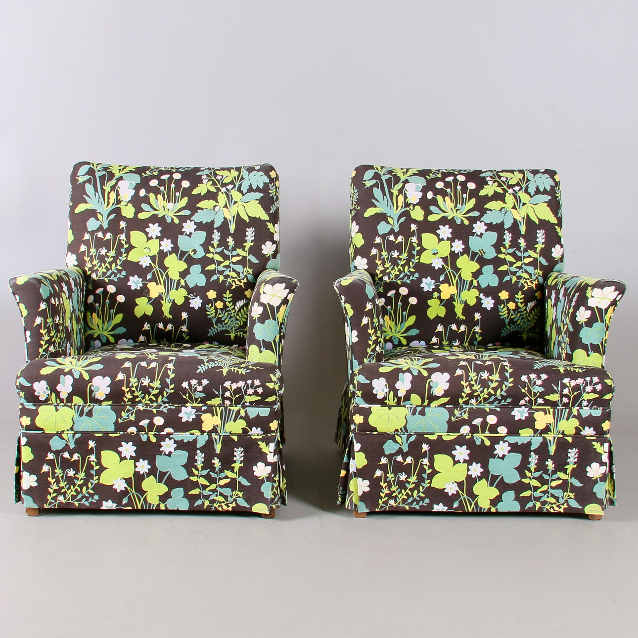 FÅTÖLJER, ett par, klädsel med dekor av blommor, 1900-talets sista kvartal.