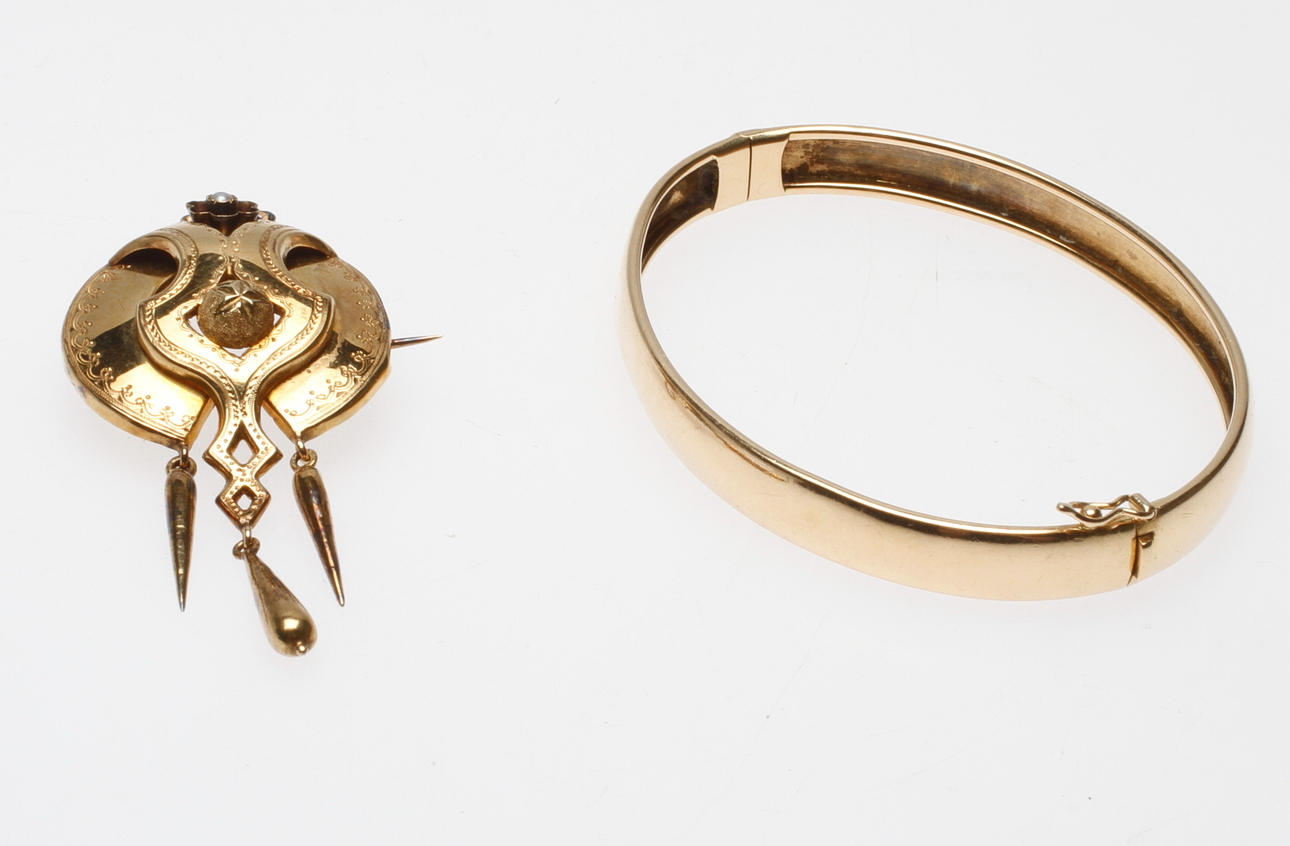 STEL ARMRING SAMT EN BROSCH, 18k guld, vikt ca 18 gr.
