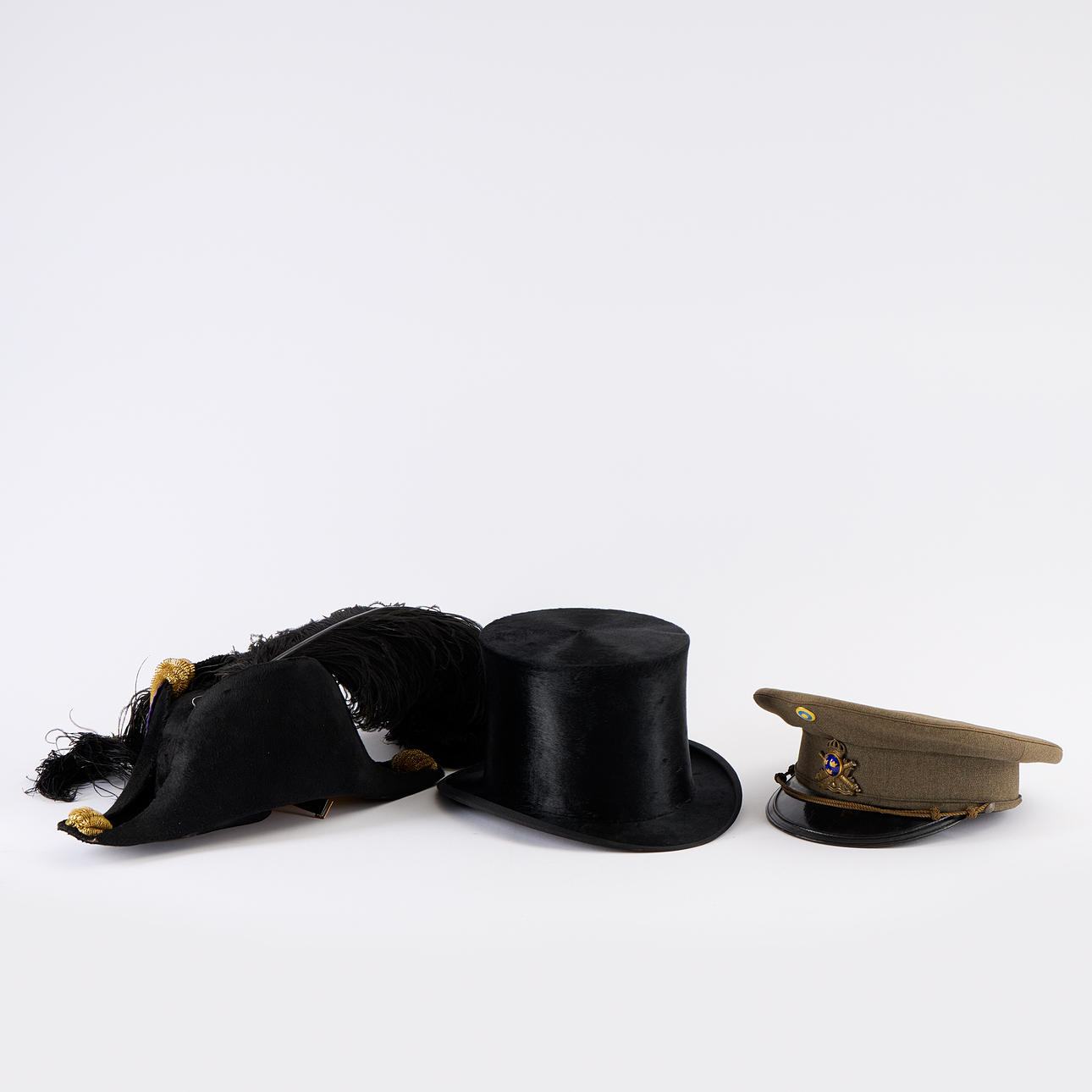 HATS/HATS, 3 pieces.