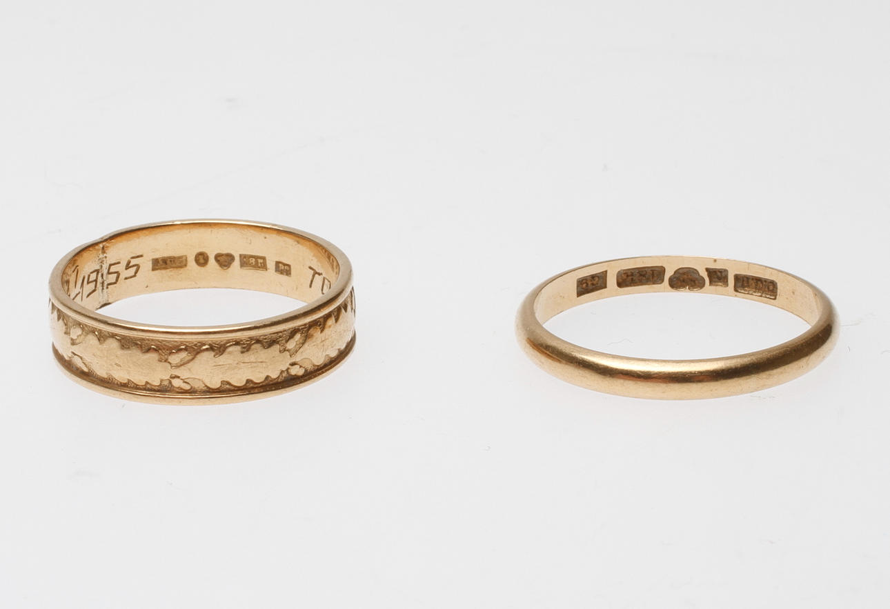 RINGAR, 2 st, 18k guld, vikt ca 10,8 gr.