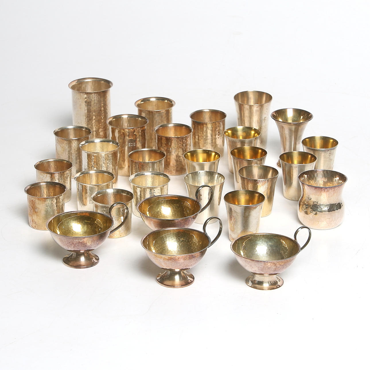 BÄGARE och POKALER, 28 st, stämplat silver. Vikt 1023 gram.