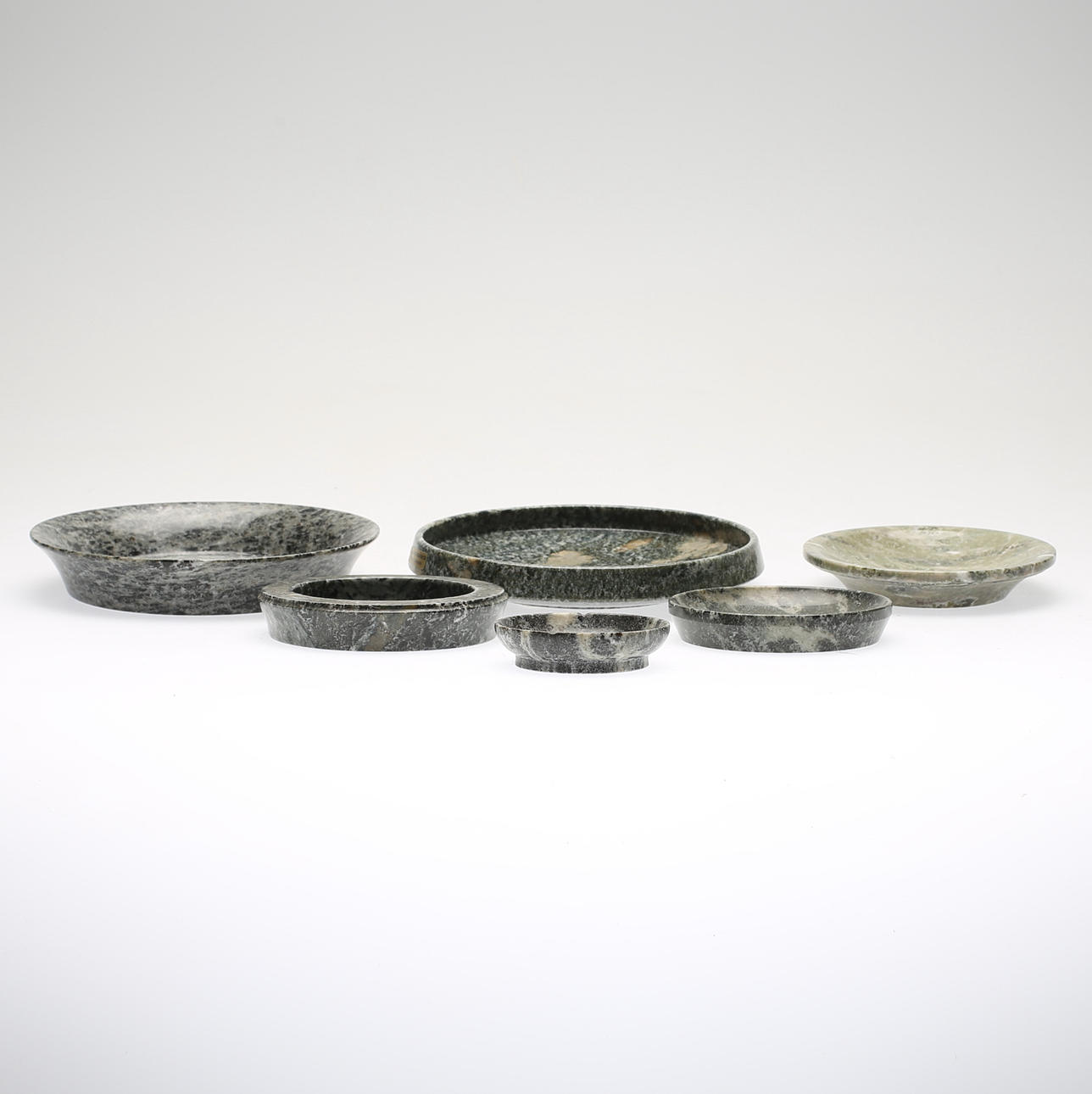 SKÅLAR/FAT, 6 st, kolmårdsmarmor, 1900-talets andra hälft.