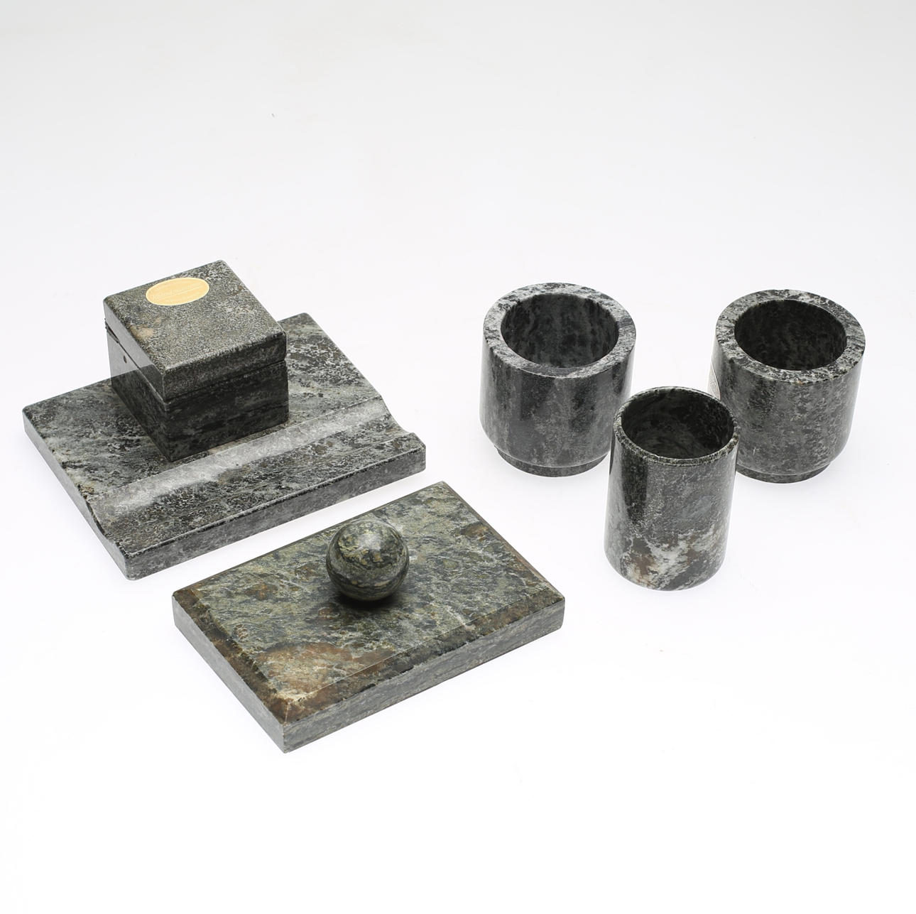 MARMORFÖREMÅL, 5 st, kolmårdsmarmor, 1900-talets andra hälft.