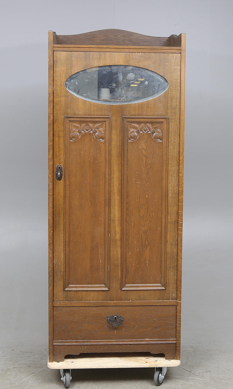 GARDEROBSSKÅP, ek. Jugend, 1900-talets första hälft.