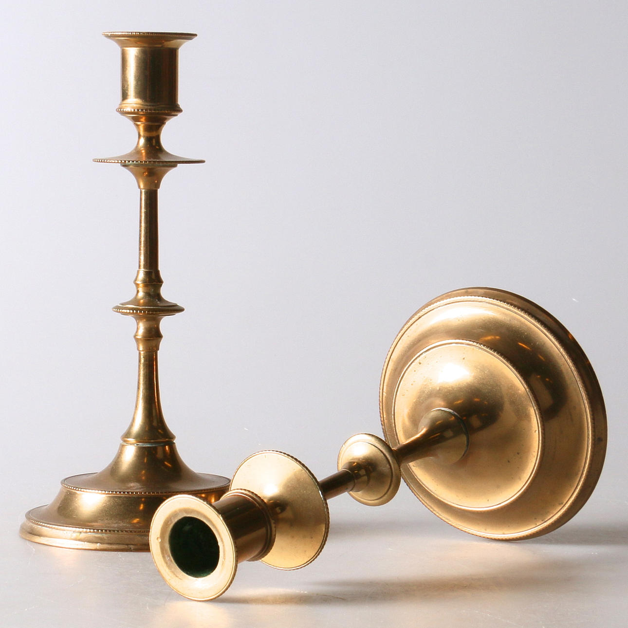 LJUSSTAKAR, ett par, mässing, Nr 124, Skultuna, omkring 1900.