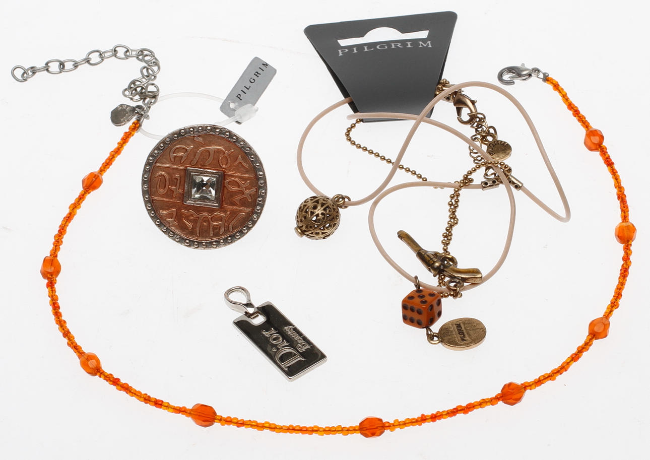 SMYCKEN, 4 delar, Pilgrim och Dior.