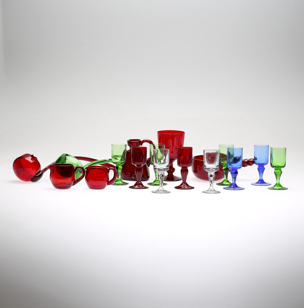 SERVISDELAR, 17 delar, glas, bl a Reijmyre och Stockholms Glasbruk.