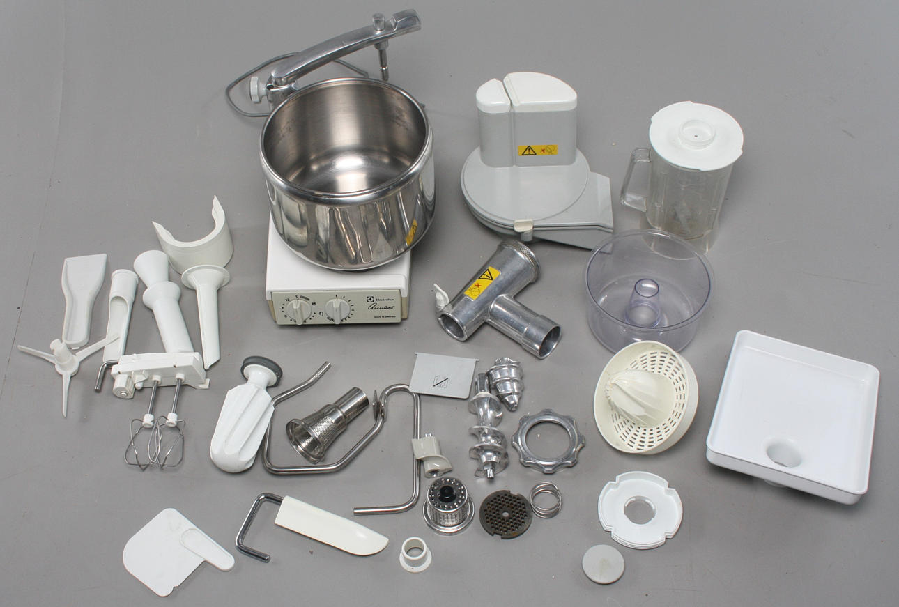 HUSHÅLLSMASKIN, "Assistent", med tillbehör bla, köttkvar,mixer,juicepress.