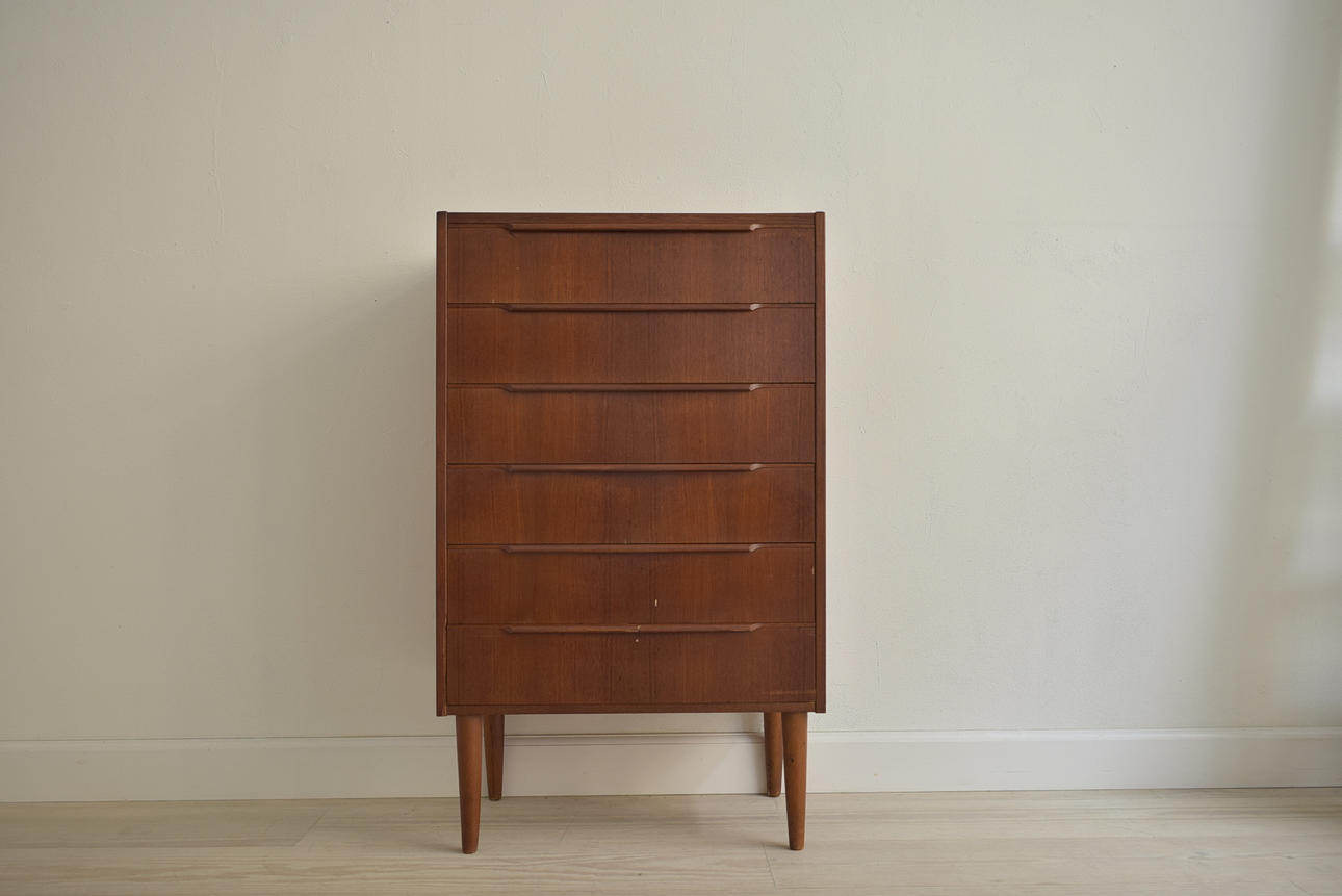 BYRÅ I TEAK RUNT 1950.