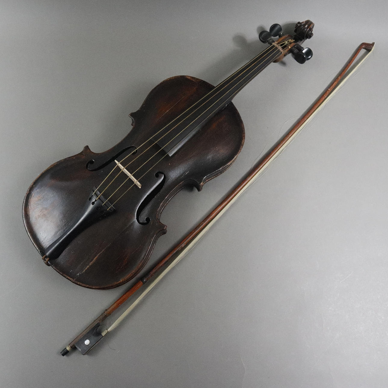 - OLD BAROQUE VIOLIN - 4/4 SIZE.