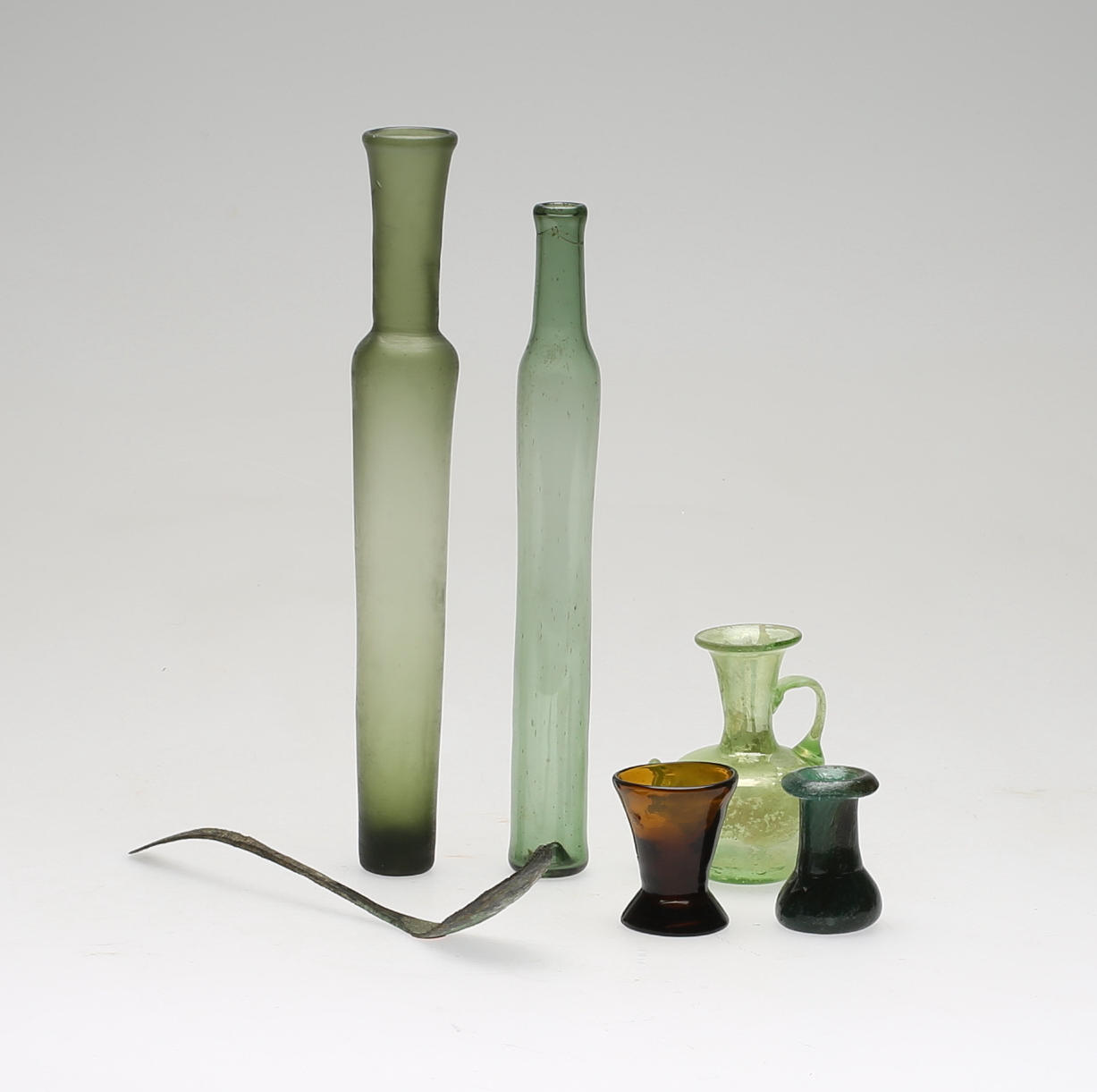 GLASFÖREMÅL, 5 delar, möjligen Sydeuropa, antika.