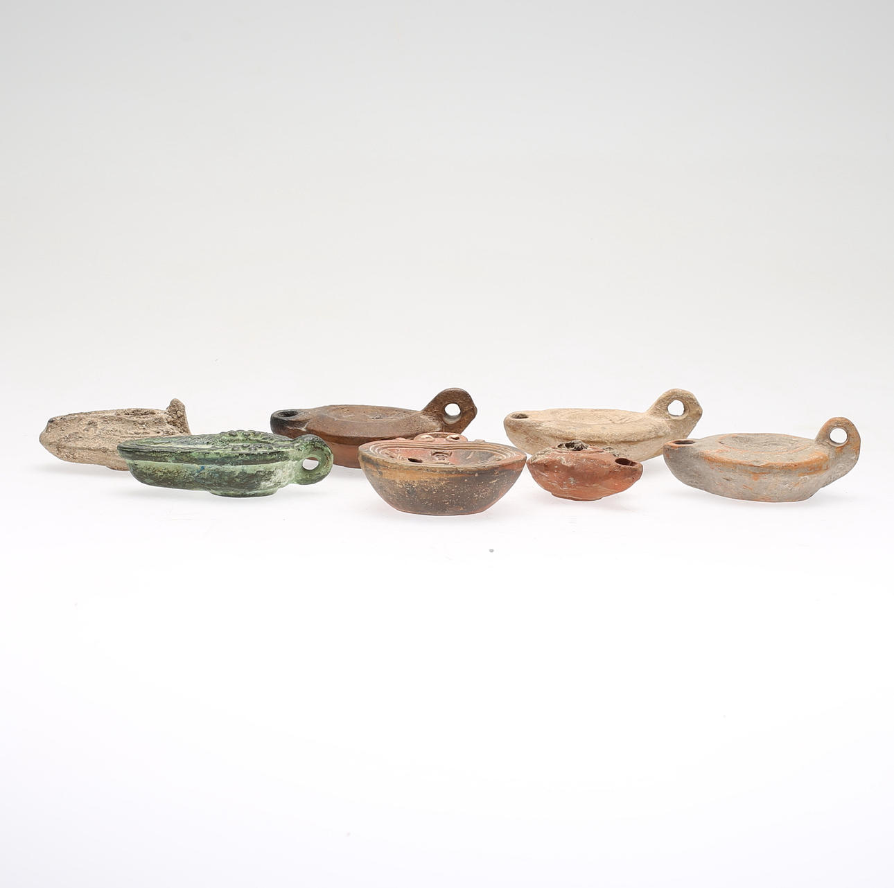 OLJELAMPOR, 7 st, lergods, Medelhavsområdet, sannolikt antika.