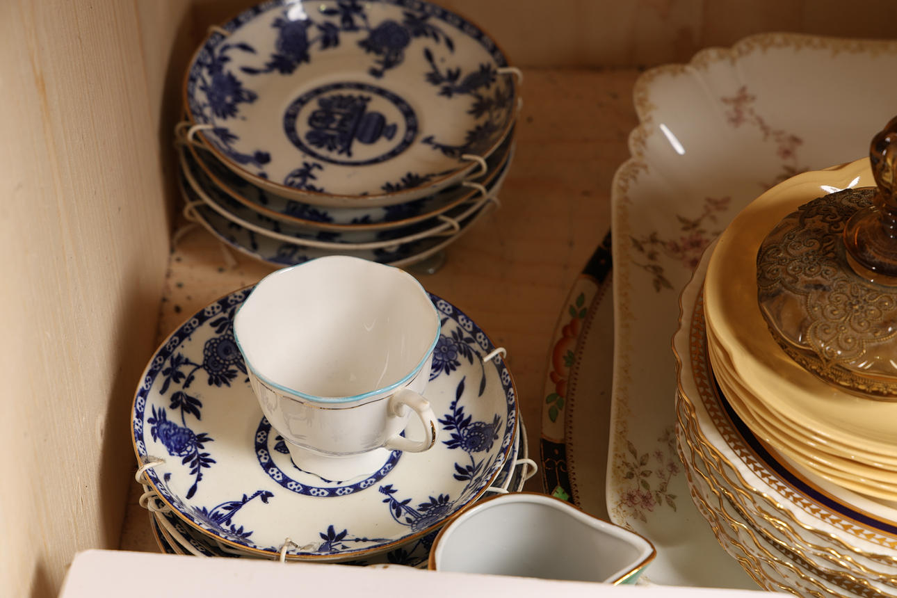 A LARGE QUANTITY OF VARIOUS CERAMICS AND GLASSWARE (QTY). Ceramics ...
