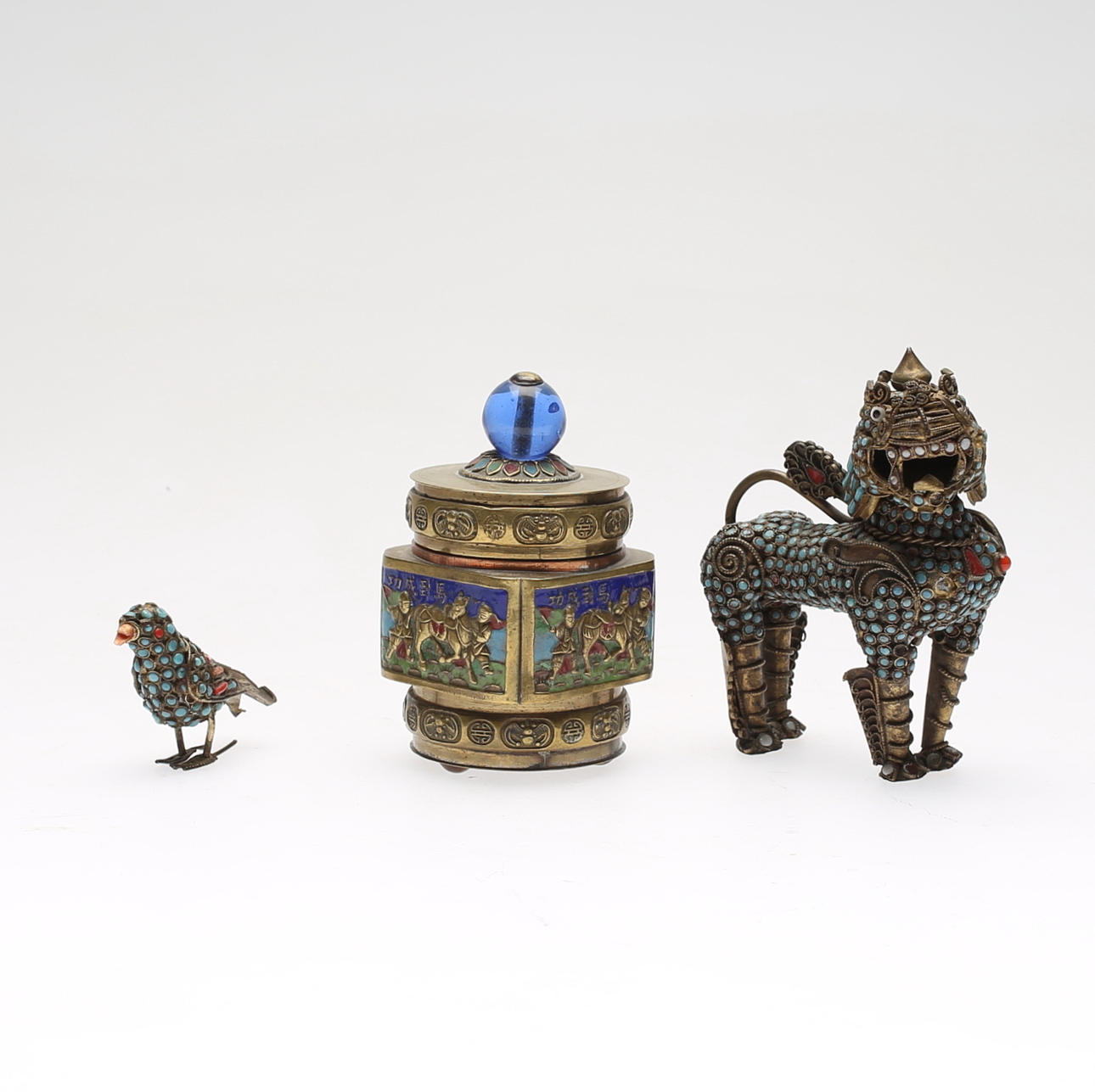 LOCKASK OCH FIGURER, 2 st, mässing och emalj, Kina.