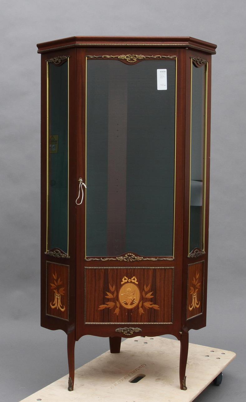 HÖRNVITRINSKÅP, med inläggningar, gustaviansk stil, 1900-tal .