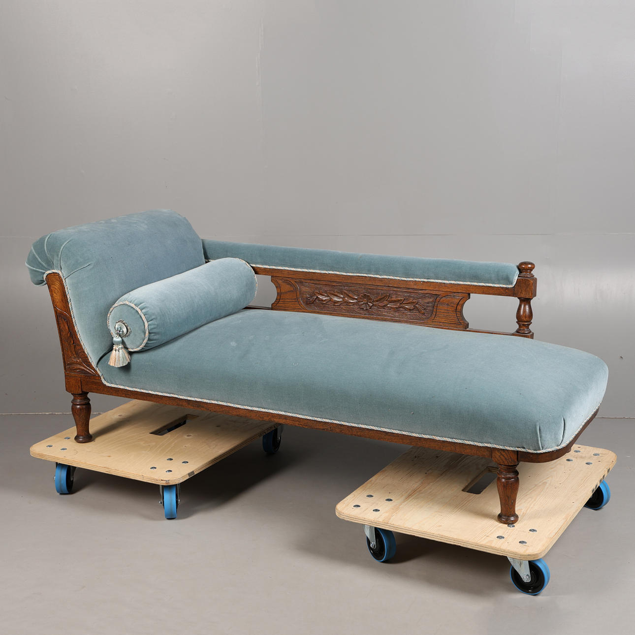 A LATE VICTORIAN OAK CHAISE LOUNGE.