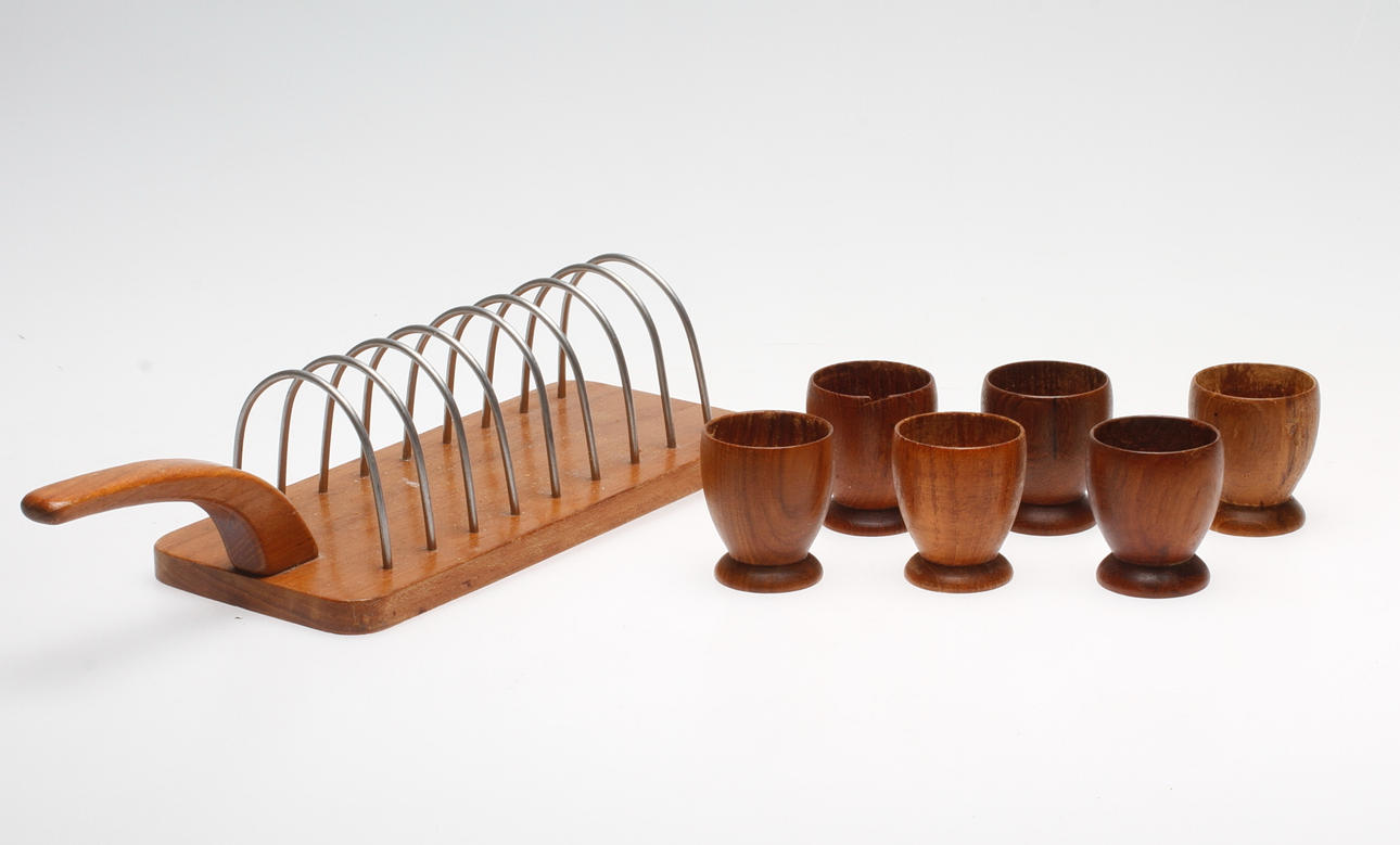 ÄGGKOPPAR, 6 st samt TOASTSTÄLL, teak, 1900-talets andra hälft.