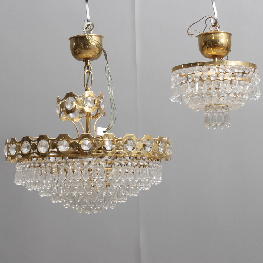 TAKLAMPOR, 2 st, behängda med prismor, 19/2000-tal.