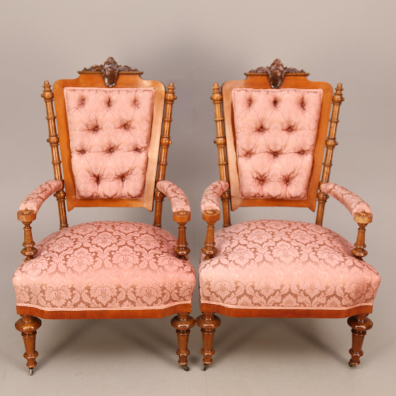 KARMSTOLAR, ett par, rosa tyg, hjul frambenen, 1800-tal.