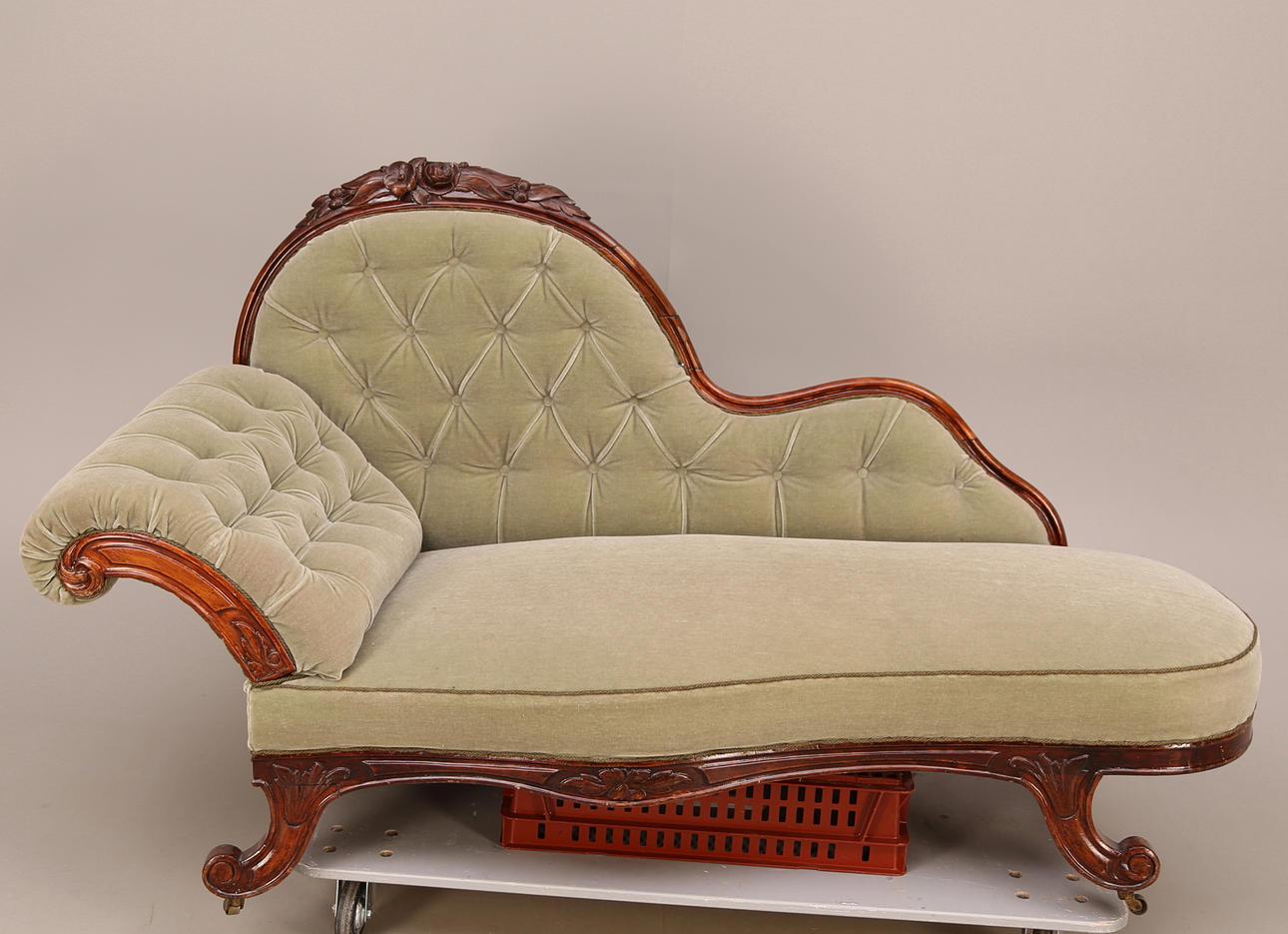 SCHÄSLONG, grönt sammetstyg, fyra hjul, rokokostil, sent 1800-tal.