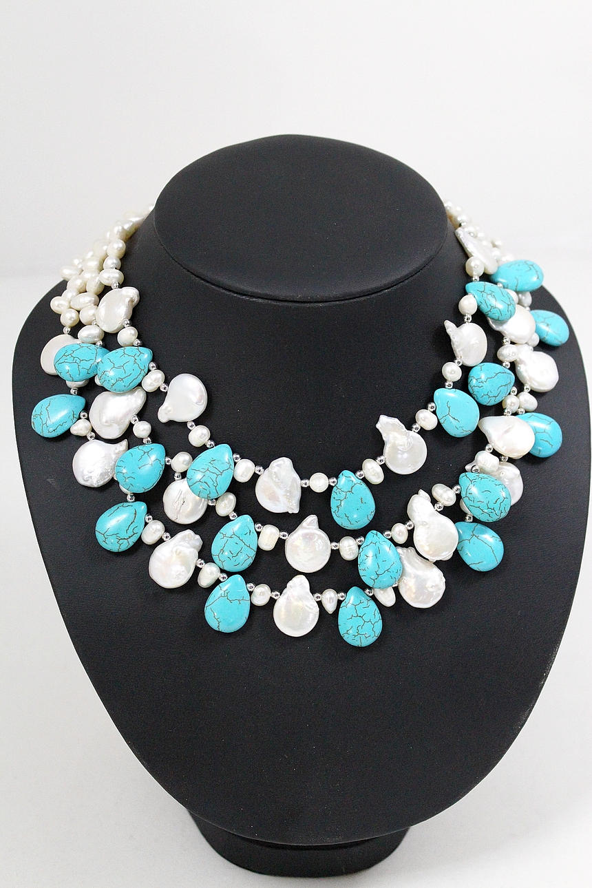 HALSBAND, 3 - radigt med odlade pärlor och turkoser.