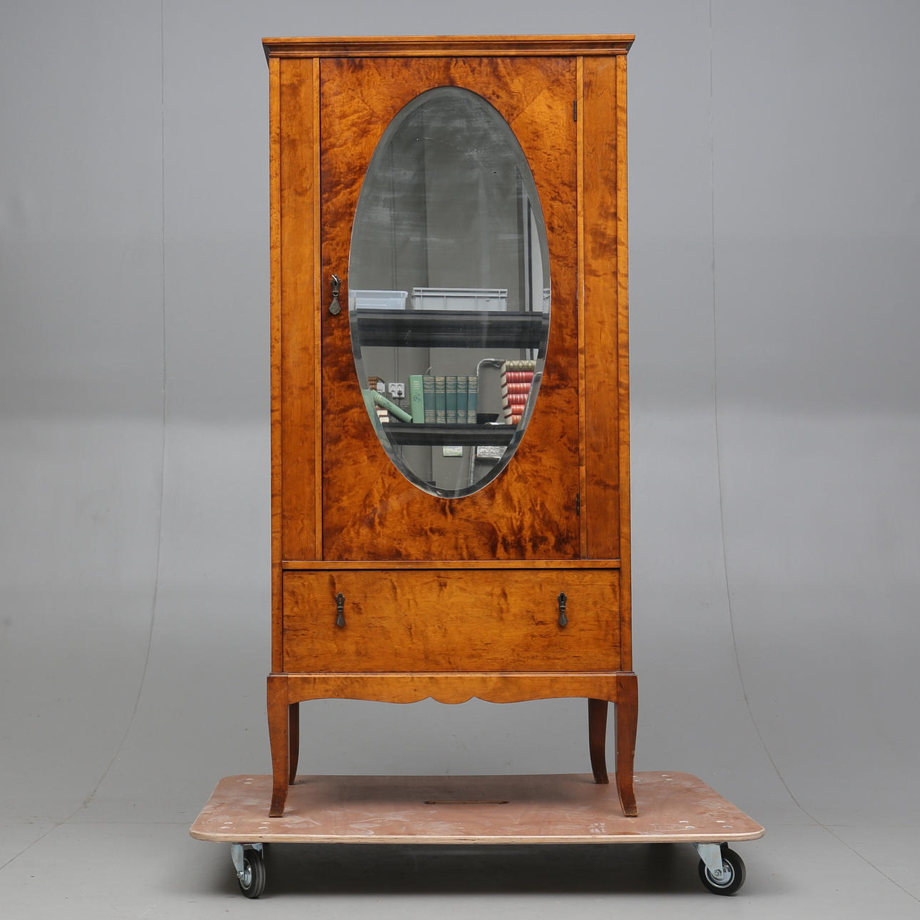 KLÄDSKÅP, 1900-talets första hälft.