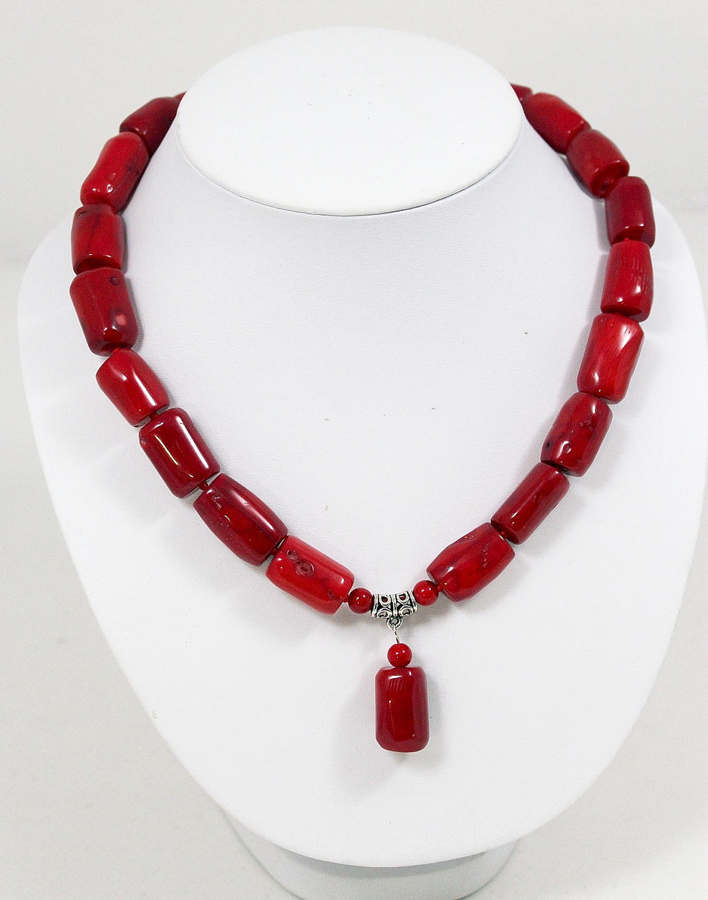 HALSBAND, cylinderformade Röd Korall med hänge.